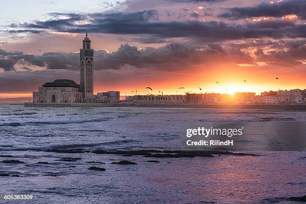 sunrise over hassan ii mosque, casablanca, morocco - casablanca 個照片及圖片檔