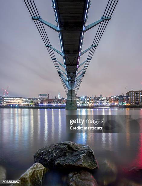 under millennium bridge at night, london, england, uk - mattscutt imagens e fotografias de stock
