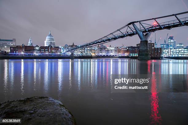 st pauls cathedral and the millennium bridge at night, london, england, uk - mattscutt 個照片及圖片檔