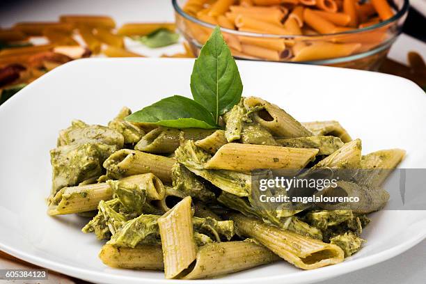 pasta with pesto and shredded chicken - pesto imagens e fotografias de stock