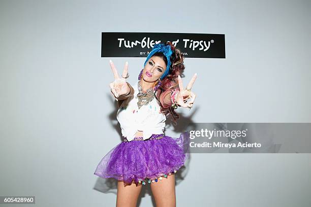 Neon Singer 1,525 Neon Hitch Photos & High Res Pictures - Getty Images