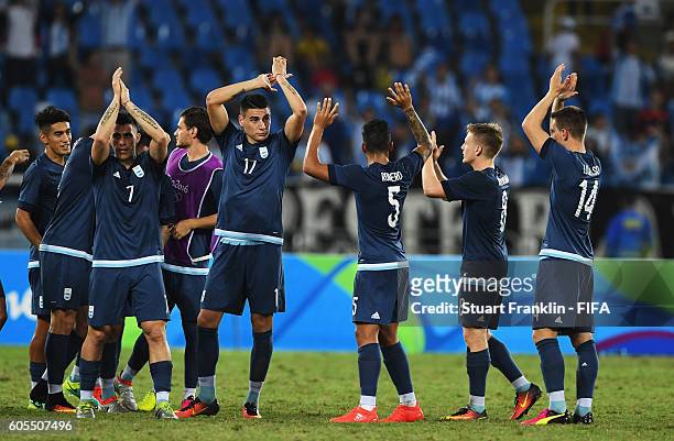 Players of Argentina celebrate at the end of the Olympic Men's Football match between Argentina and Algeria at Olympic Stadium on August 7, 2016 in...