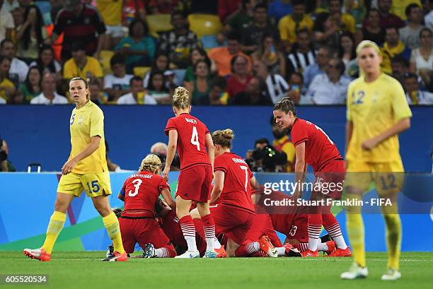 Players of Germany celebrates the goal during the Olympic Women's Football final between Sweden and Germany at Maracana Stadium on August 19, 2016 in...