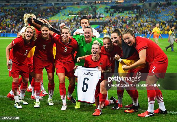 The players of Germany celebrate winning the Olympic Women's Football final between Sweden and Germany at Maracana Stadium on August 19, 2016 in Rio...