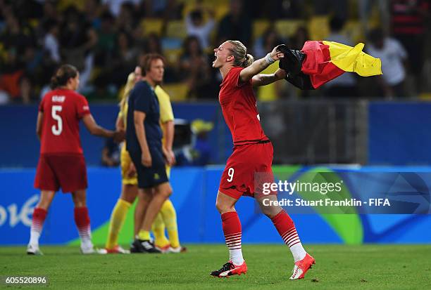 Alexandra Popp of Germany celebrates after winning the Olympic Women's Football final between Sweden and Germany at Maracana Stadium on August 19,...