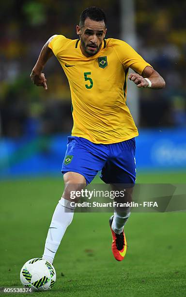 Renato Augusto of Brazil in action during the Olympic Men's Final Football match between Brazil and Germany at Maracana Stadium on August 20, 2016 in...