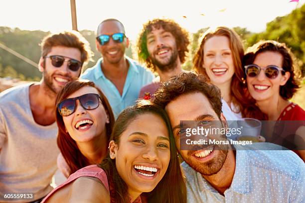 friends smiling together during summer vacation - organized group photo stock pictures, royalty-free photos & images