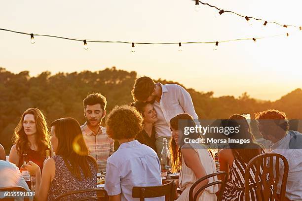 friends enjoying at dinner party - jantar imagens e fotografias de stock