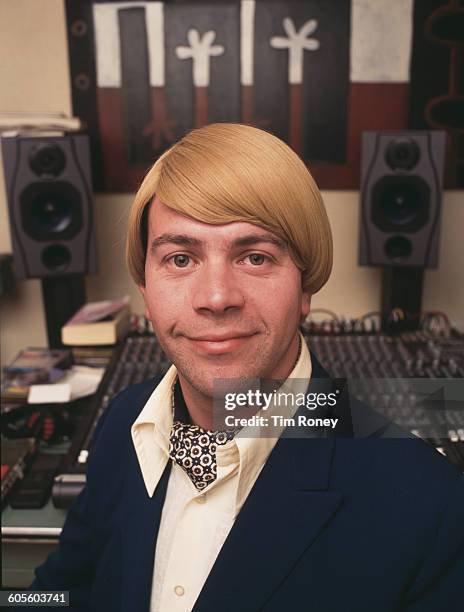 Mike Flowers, frontman of British band The Mike Flowers Pops, circa 1995.