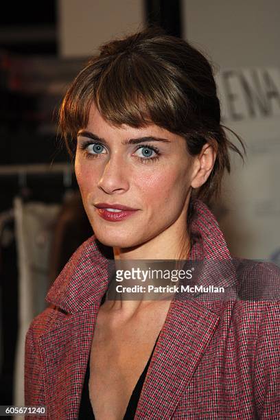 Amanda Peet attends Thakoon Fall 2006 Fashion Show at Exit Art on February 7, 2006 in New York.