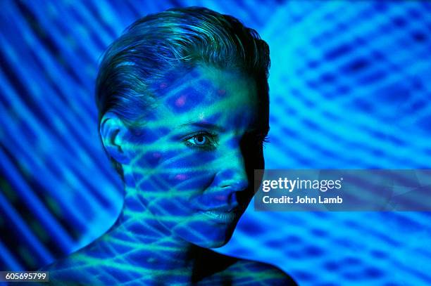 futuristic light - ondas electromagneticas fotografías e imágenes de stock
