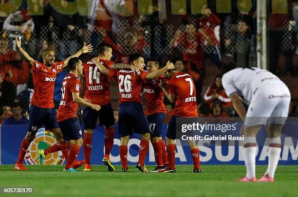 Martin Benitez of Independiente celebrates with teammates after scoring the opening goal during a match between Independiente and Lanus as part of...