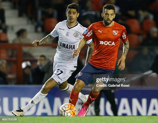 Jorge Ortiz of Independiente drives the ball during a match between Independiente and Lanus as part of Copa Sudamericana 2016 at Libertadores de...
