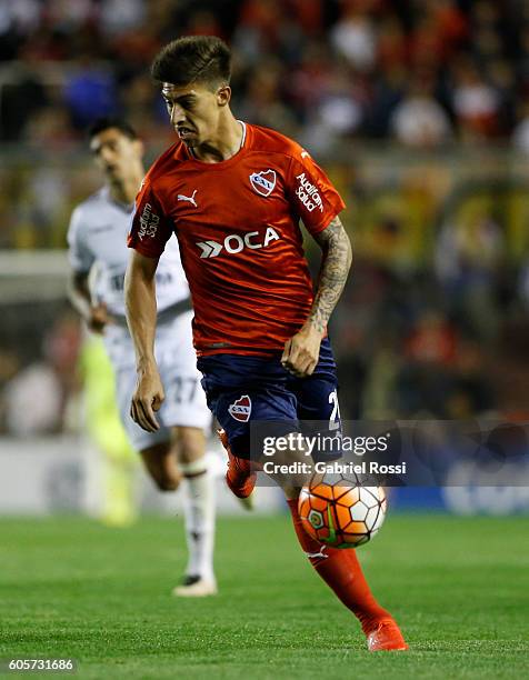 Emiliano Rigoni of Independiente drives the ball during a match between Independiente and Lanus as part of Copa Sudamericana 2016 at Libertadores de...