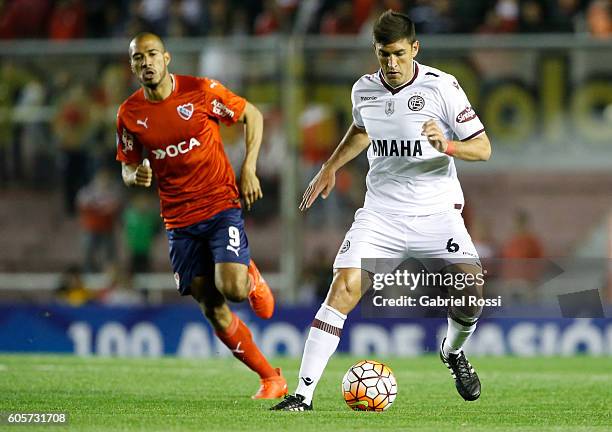 Diego Braghieri of Lanus drives the ball during a match between Independiente and Lanus as part of Copa Sudamericana 2016 at Libertadores de America...