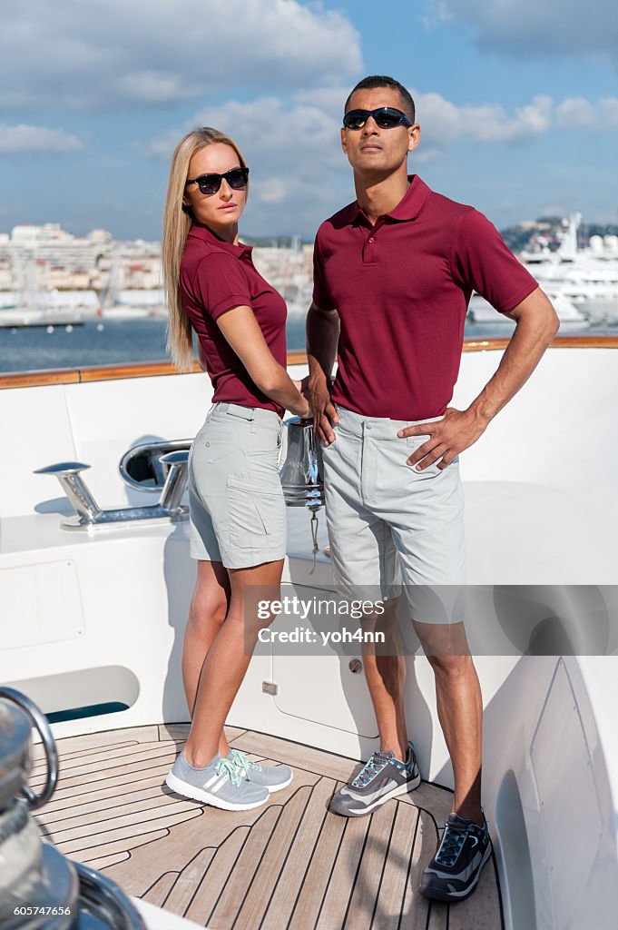 Coppia alla moda cool su yacht di lusso