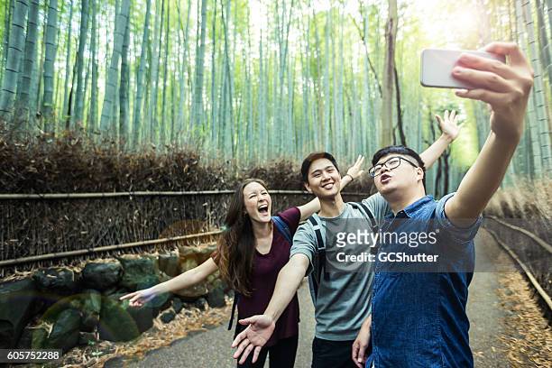 untergetaucht in die natur! - arashiyama stock-fotos und bilder