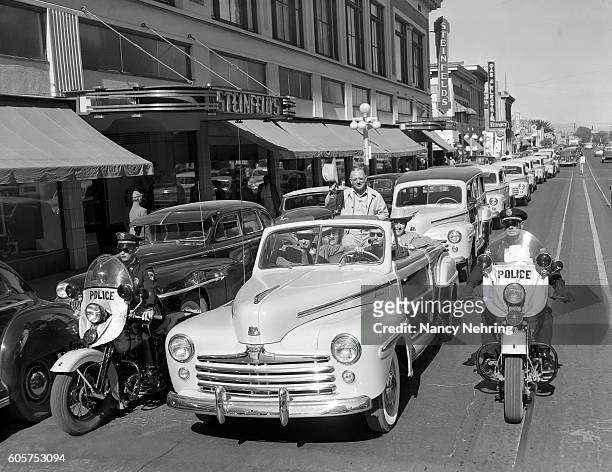 parade of 1947 ford cars in tucson, arizona - america parade stockfoto's en -beelden
