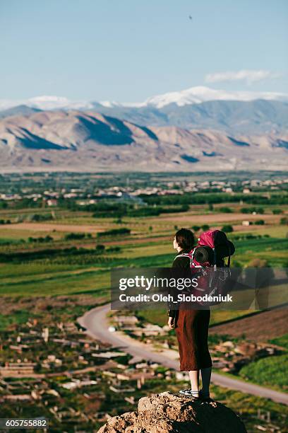 mujer con mochila en el fondo de ararat - beautiful armenian women fotografías e imágenes de stock