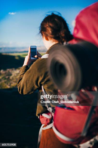 mujer tomar foto en el fondo de ararat - beautiful armenian women fotografías e imágenes de stock