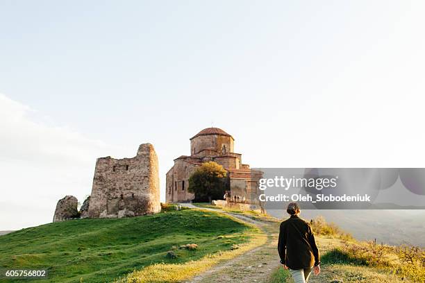 mädchen auf dem hintergrund des klosters - kaukasus geografische lage stock-fotos und bilder