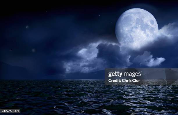 full moon over seascape and horizon - full moon 個照片及圖片檔