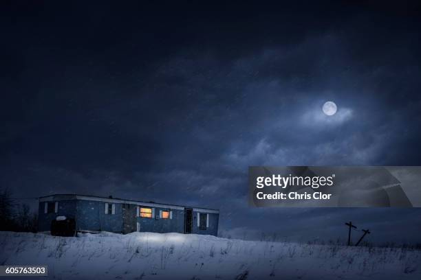 moon over trailer house in snowy yard - luna piena foto e immagini stock