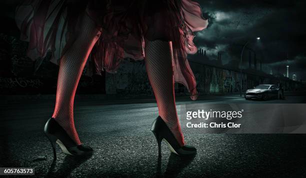 woman wearing high heels on street at night - berlin nacht stock-grafiken, -clipart, -cartoons und -symbole