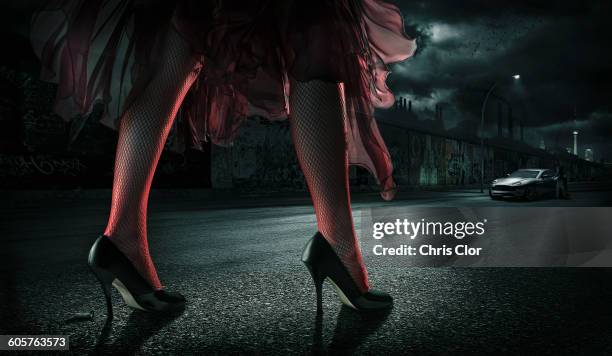 ilustrações, clipart, desenhos animados e ícones de woman wearing high heels on street at night - salto alto