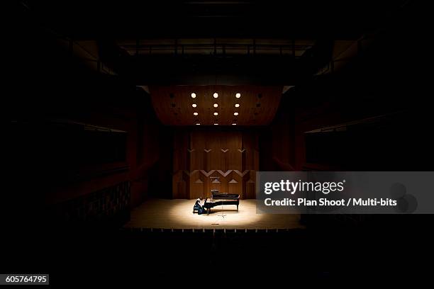 classic auditorium - pianist foto e immagini stock