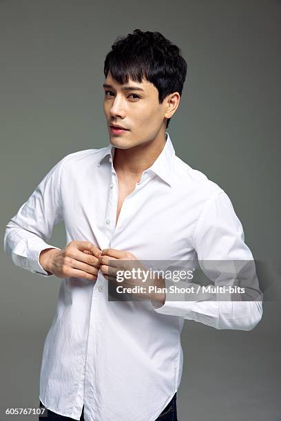 foreign male model wearing a white shirt - get dressed male stock-fotos und bilder