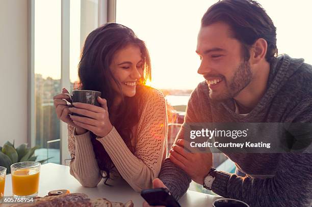 couple having breakfast. - woman drinking phone kitchen stockfoto's en -beelden