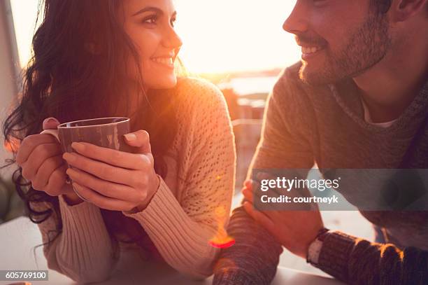 paar trinken kaffee und sprechen. - happy woman in early morning sunlight stock-fotos und bilder