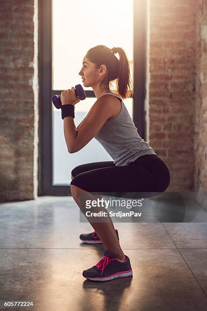 tight + toned - gym workout imagens e fotografias de stock