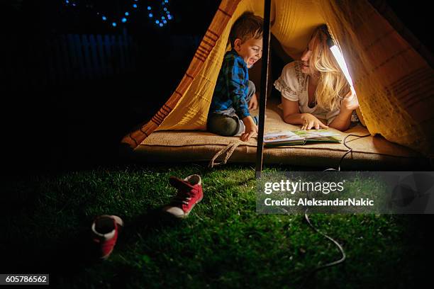 camping mit meiner mutter - zelt nacht stock-fotos und bilder