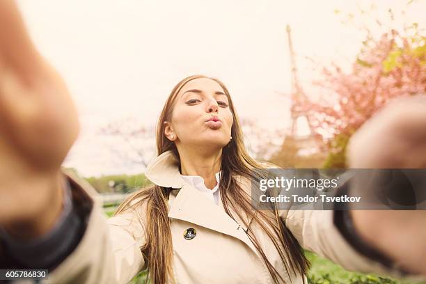 selfie in paris - kissing hand stock-fotos und bilder