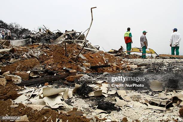 Activists and volunteers provide relief to residents this Wednesday afternoon after a fire consumed the Ocupação Esperança, a slum community on...