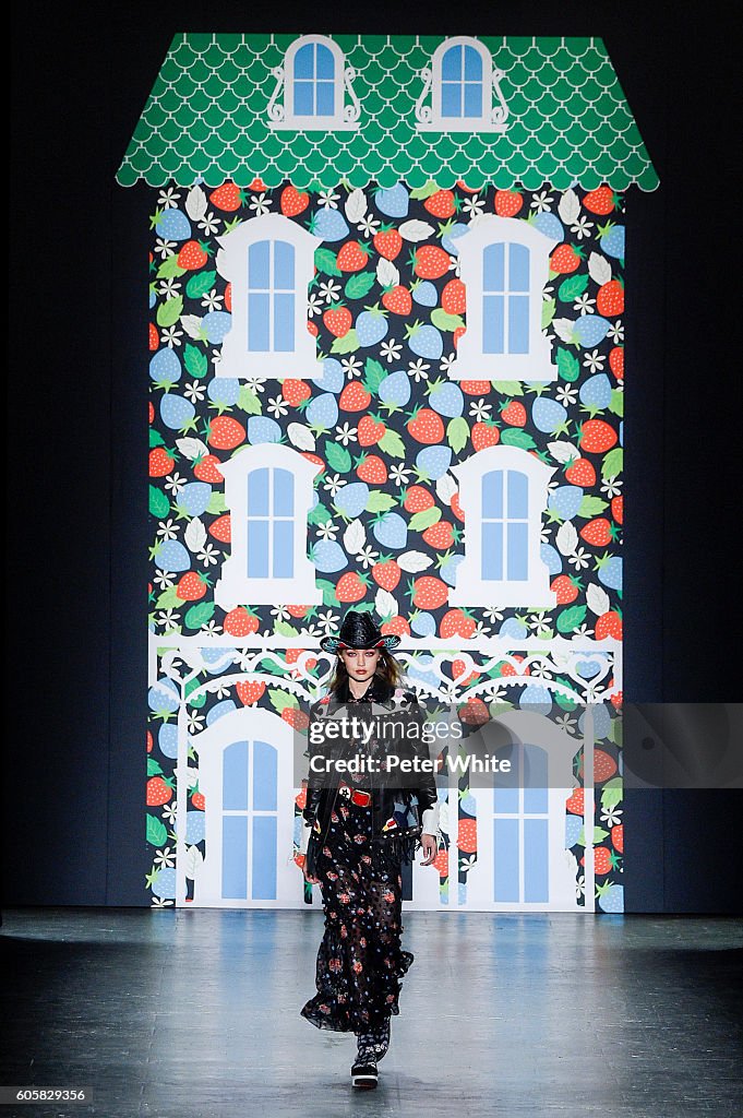 Anna Sui - Runway - September 2016 - New York Fashion Week: The Shows