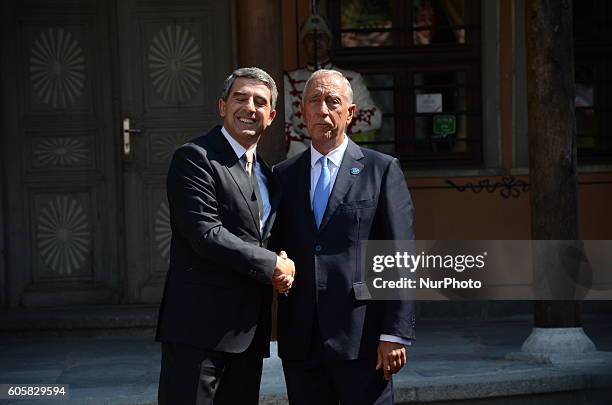 The Bulgarian president Rosen Plevneliev/L/ and the Portuguese president Marcelo Rebel design Sousa/R/ during the &quot;Arraiolos&quot; meeting in...