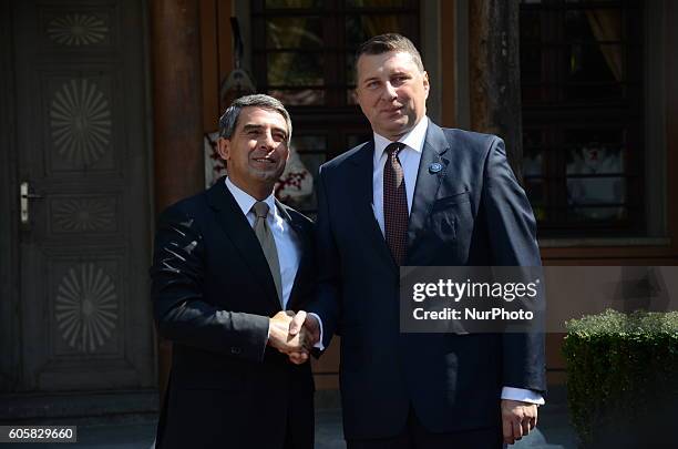 The Bulgarian president Rosen Plevneliev/L/ and the president of Latvia Raimondo Vejonis/R/, during the &quot;Arraiolos&quot; meeting in the...