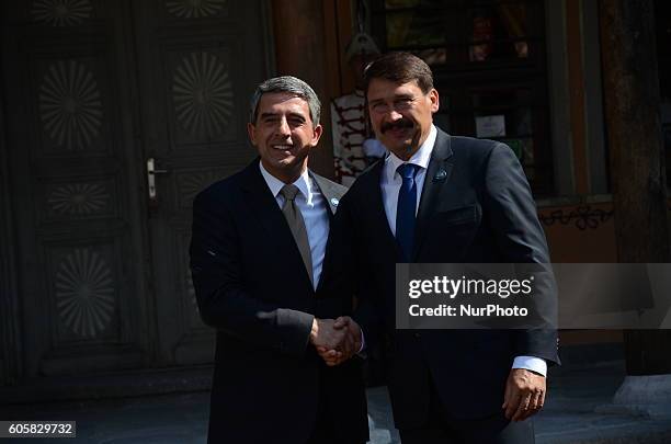 The Bulgarian president Rosen Plevneliev/L/ and the president of Hungary, Janos Ader/R/, during the &quot;Arraiolos&quot; meeting in the Bulgarian...