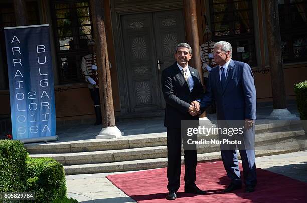 The Bulgarian president Rosen Plevneliev/L/ and the president of Germany, Joachim Gauck/R/, during the &quot;Arraiolos&quot; meeting in the Bulgarian...