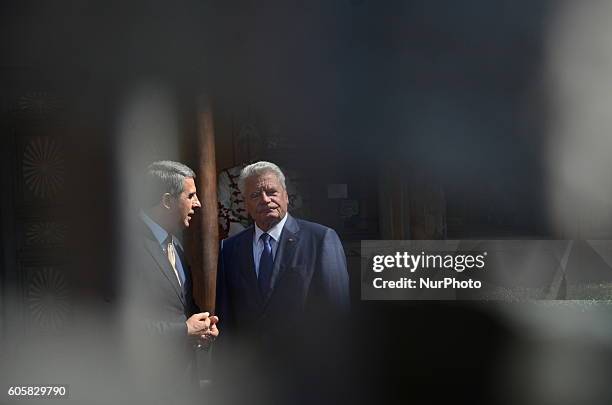 The The Bulgarian president Rosen Plevneliev/L/ and the president of Germany, Joachim Gauck/R/, during the &quot;Arraiolos&quot; meeting in the...