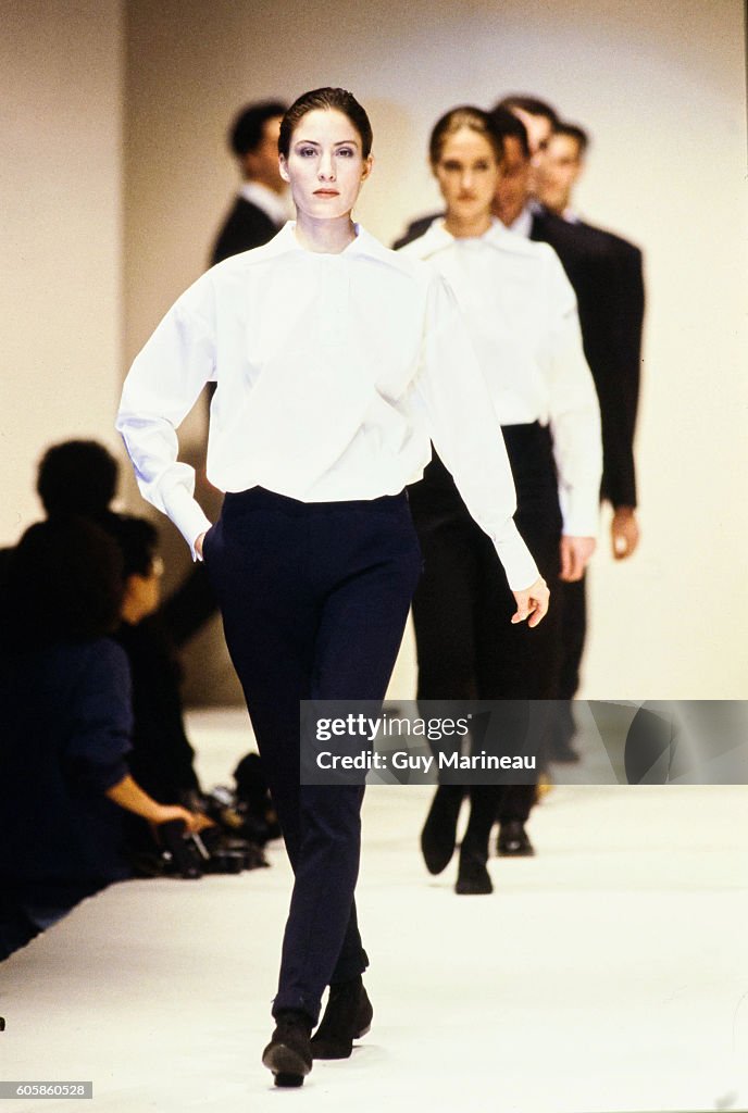 Model Helmut Model walks the Helmut Lang Fall 1987 RTW collection. News Photo ...