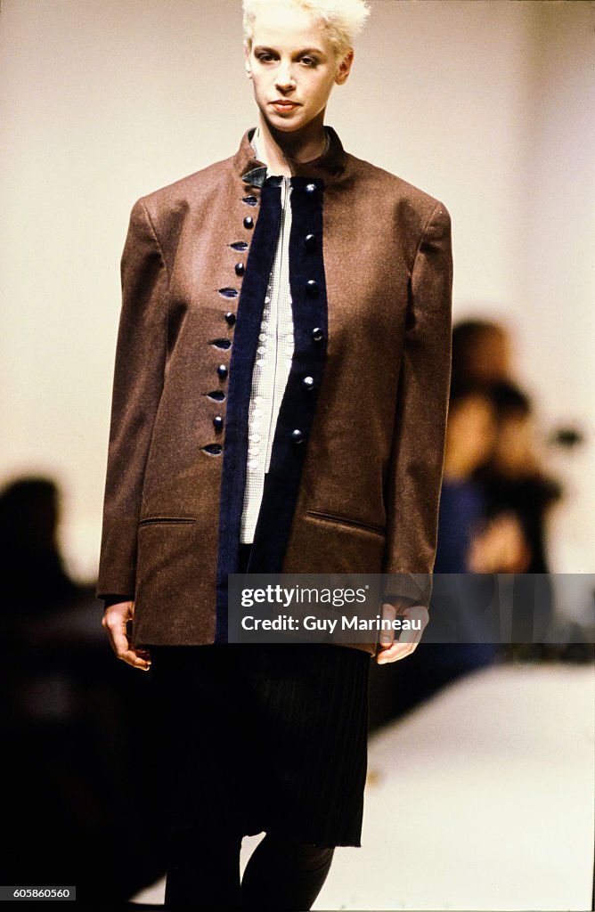Model Helmut Model walks the Helmut Lang Fall 1987 RTW collection. News Photo ...
