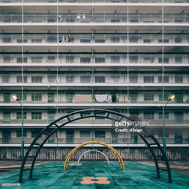 old styled playground with public housing estates in hong kong. - hong kong community 個照片及圖片檔
