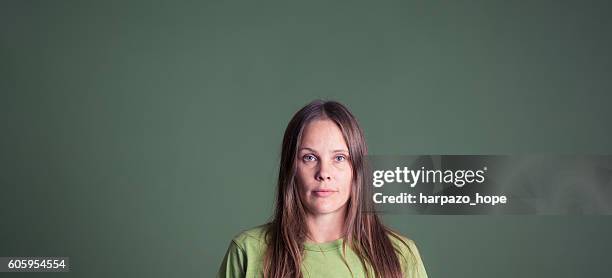 portrait of a woman in a green shirt - 面無表情 個照片及圖片檔