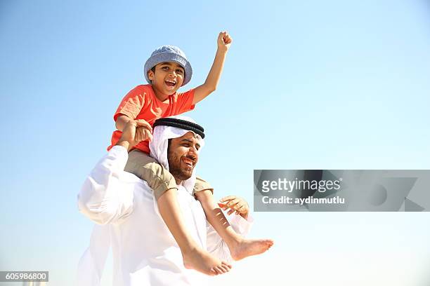 padre e figlio  - emirati arabi uniti foto e immagini stock