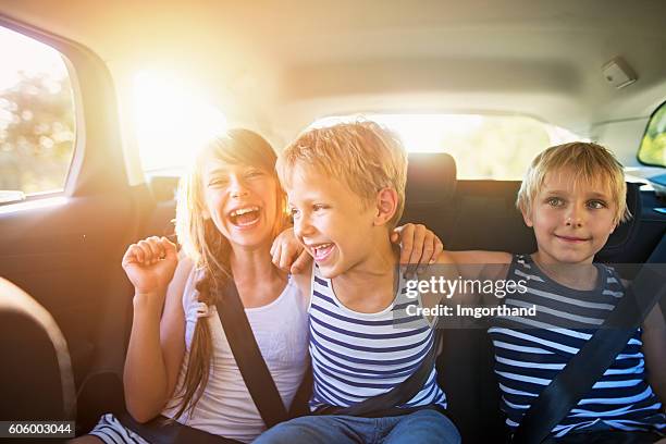 kinder mit spaß im auto auf einem roadtrip - blonde girl smiling stock-fotos und bilder