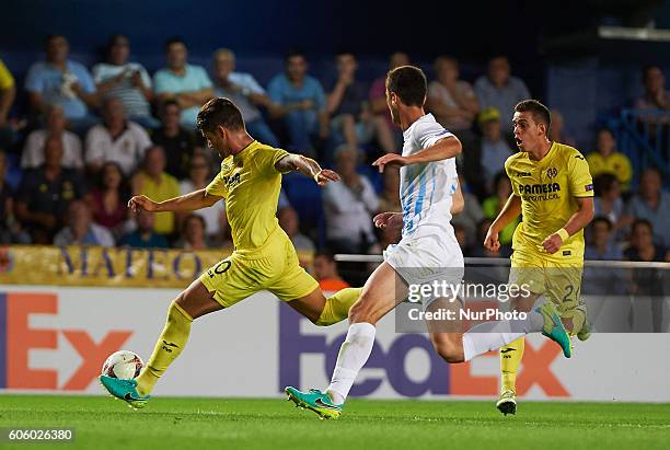 Alexandre Pato scores the first goal for his team during the UEFA Europa League match at Estadio El Madrigal, Villarreal on september 15, 2016.